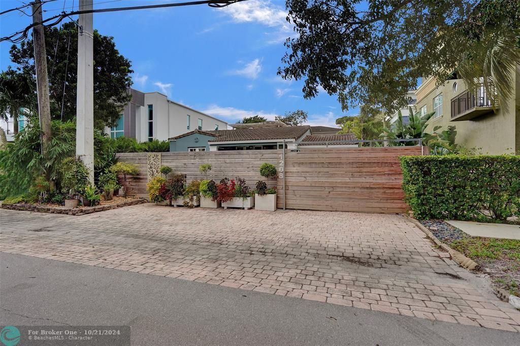 For Sale: $950,000 (2 beds, 2 baths, 1258 Square Feet)