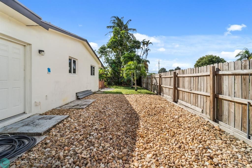 For Sale: $595,000 (3 beds, 2 baths, 1290 Square Feet)