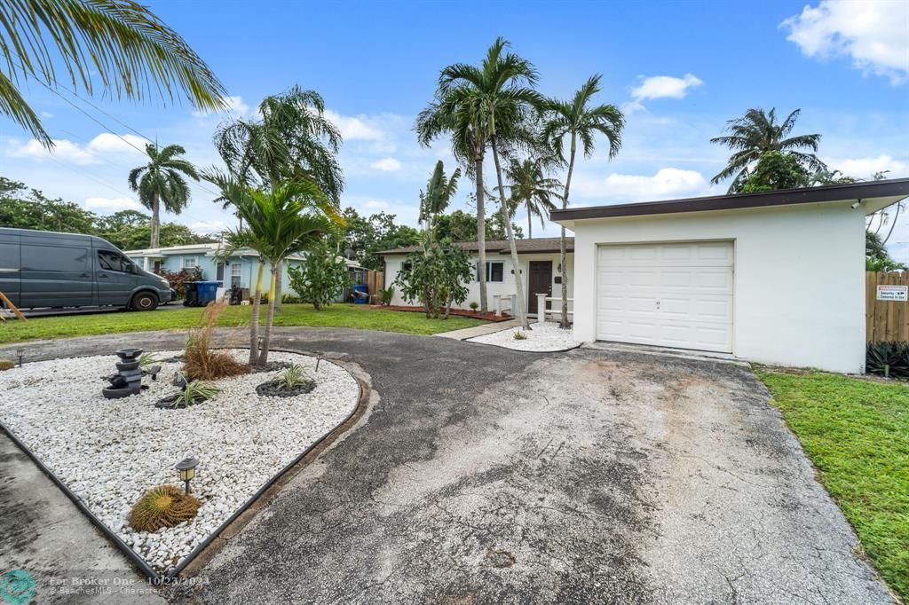 For Sale: $595,000 (3 beds, 2 baths, 1290 Square Feet)