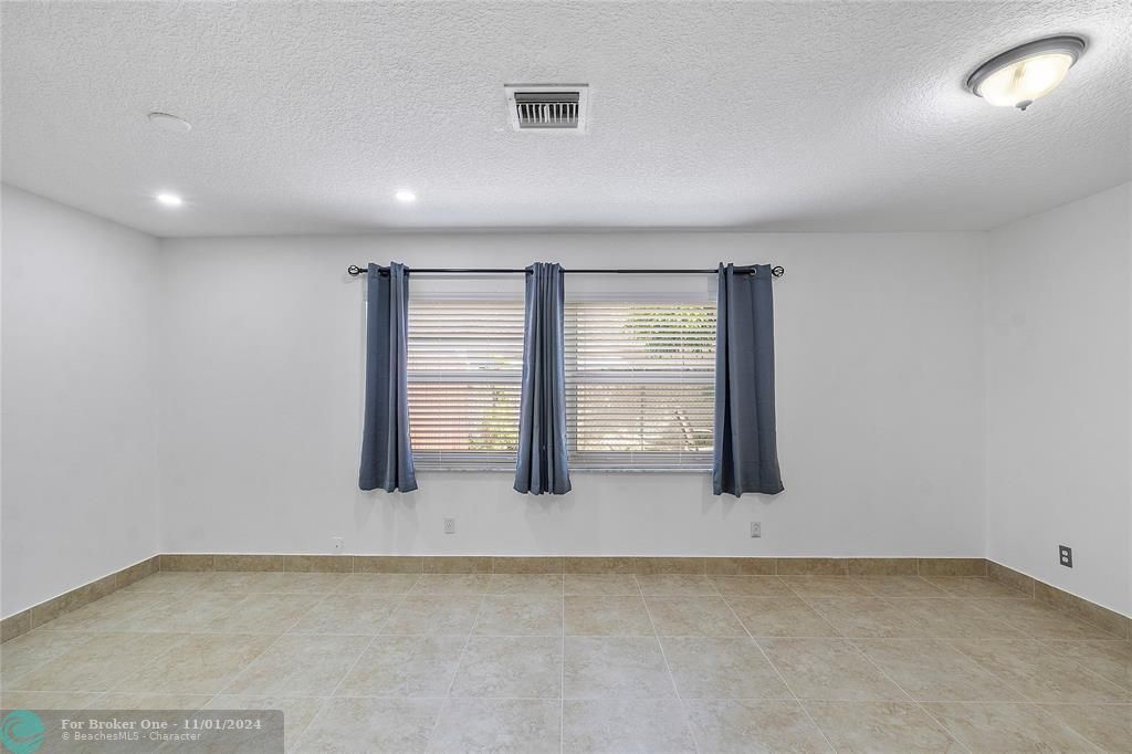 For Rent: $2,700 (2 beds, 2 baths, 1201 Square Feet)