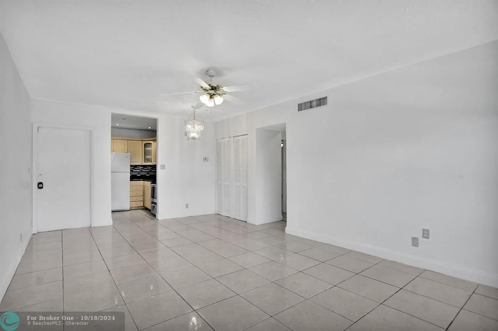 For Rent: $1,950 (2 beds, 2 baths, 850 Square Feet)