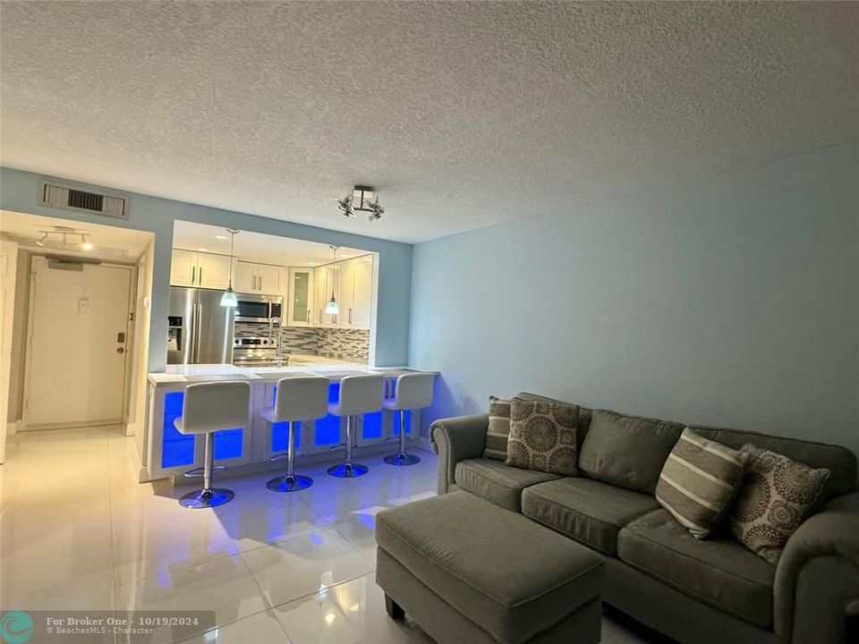 For Rent: $2,100 (1 beds, 1 baths, 630 Square Feet)