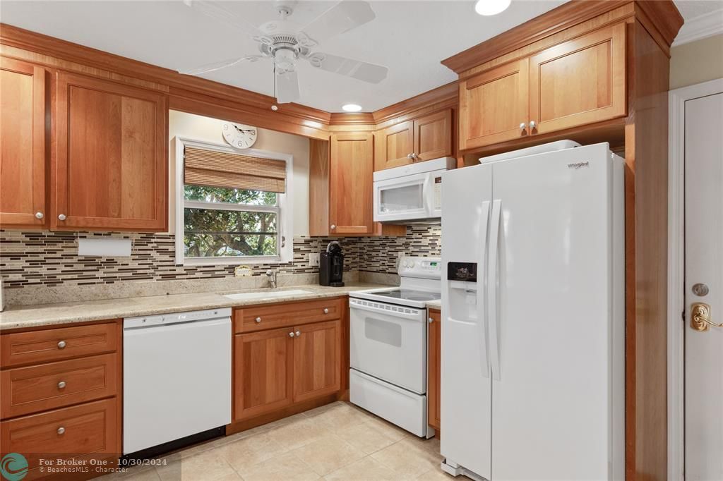 For Sale: $325,000 (2 beds, 2 baths, 1107 Square Feet)