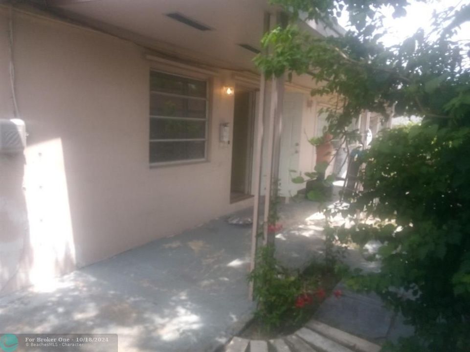 For Sale: $1,500 (1 beds, 1 baths, 550 Square Feet)