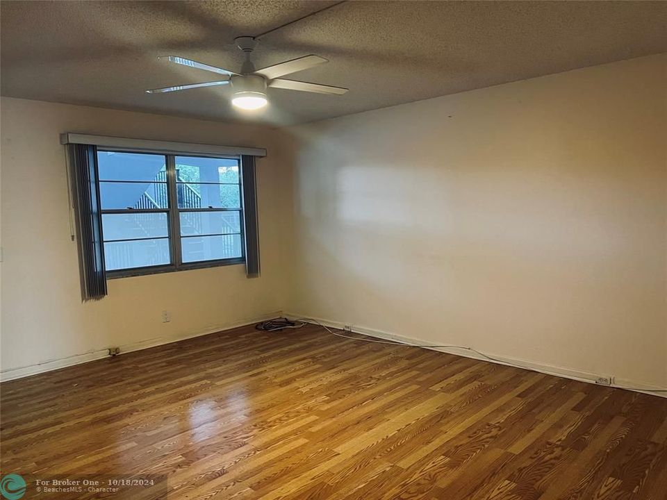 For Rent: $2,000 (2 beds, 2 baths, 933 Square Feet)