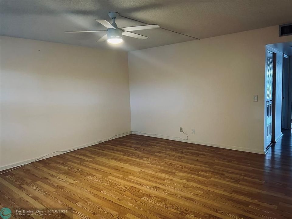 For Rent: $2,000 (2 beds, 2 baths, 933 Square Feet)