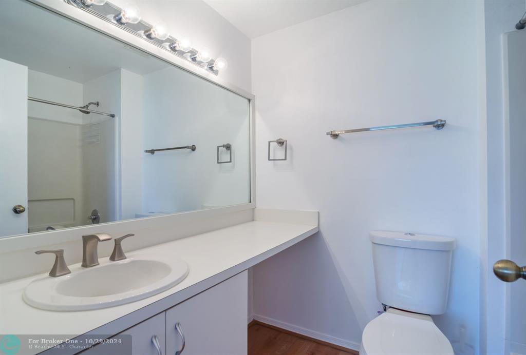 For Sale: $425,000 (2 beds, 2 baths, 1110 Square Feet)