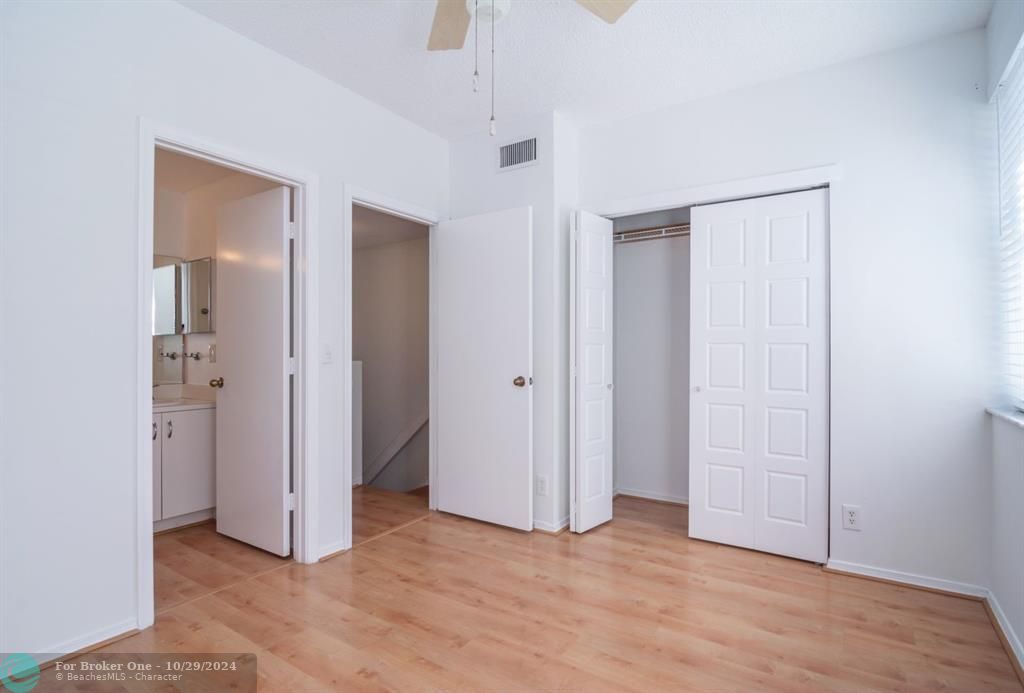 For Sale: $425,000 (2 beds, 2 baths, 1110 Square Feet)