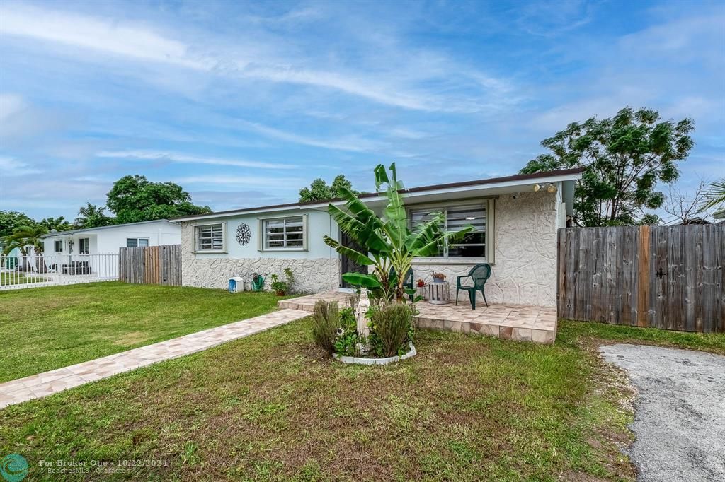 For Sale: $549,000 (3 beds, 1 baths, 1080 Square Feet)