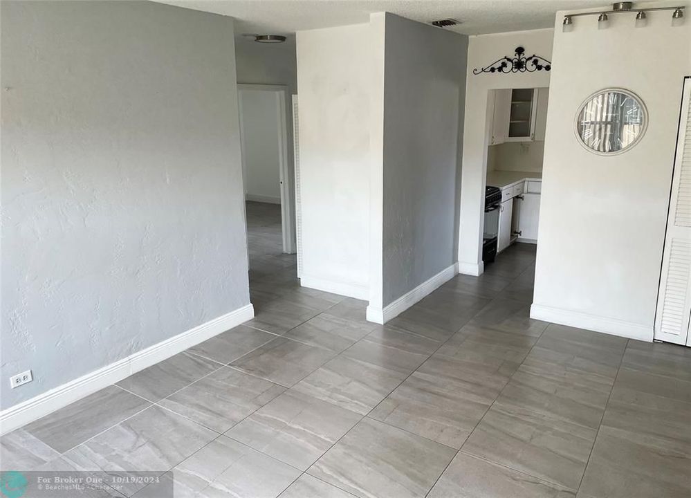 For Rent: $2,200 (2 beds, 1 baths, 700 Square Feet)