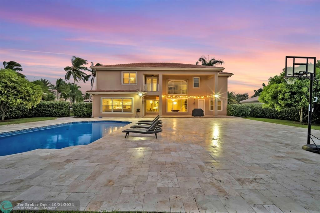 For Sale: $1,999,999 (6 beds, 4 baths, 4287 Square Feet)