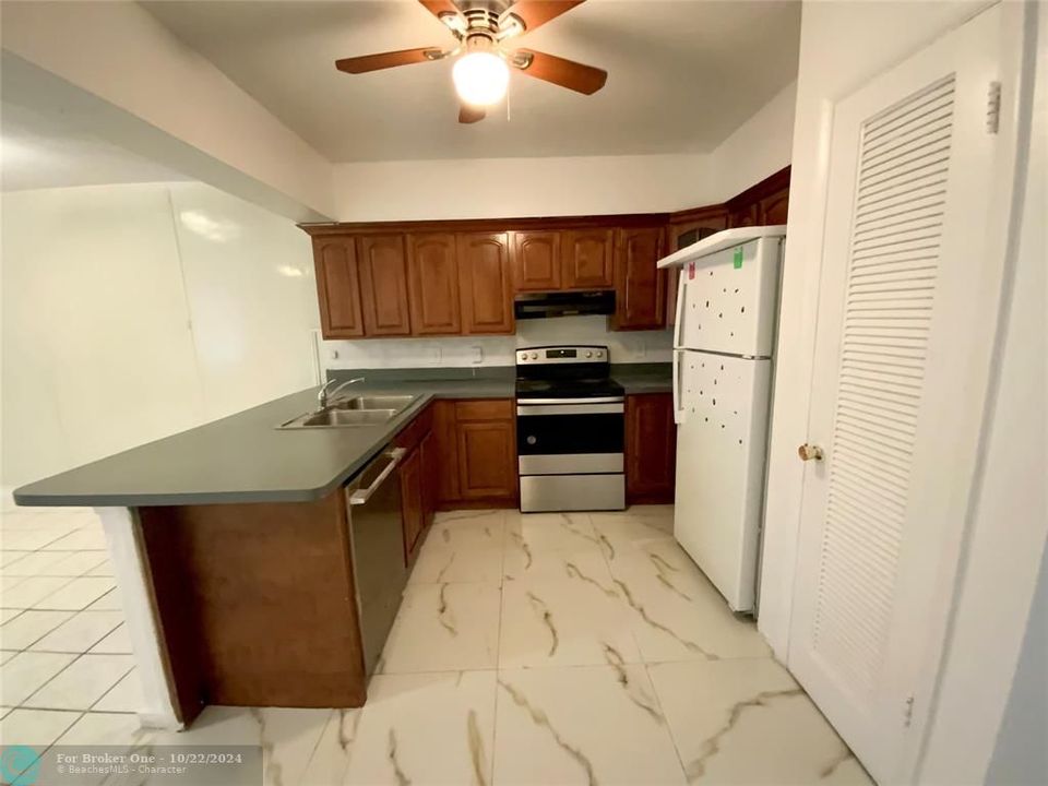 For Sale: $2,600 (2 beds, 2 baths, 1237 Square Feet)