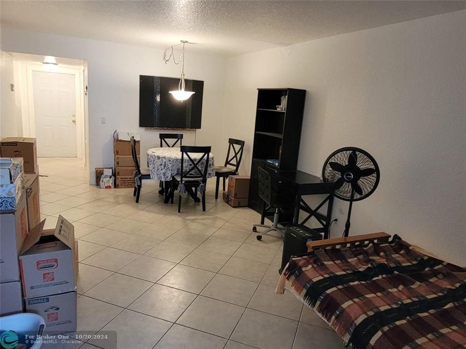 For Sale: $132,000 (1 beds, 1 baths, 924 Square Feet)