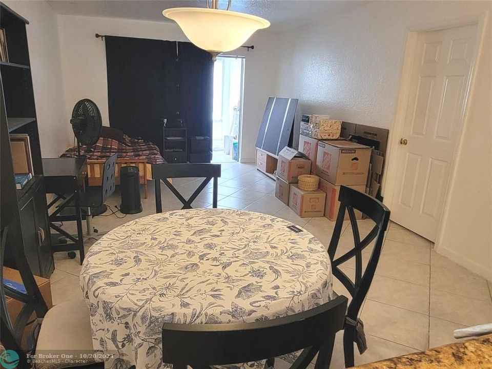 For Sale: $132,000 (1 beds, 1 baths, 924 Square Feet)