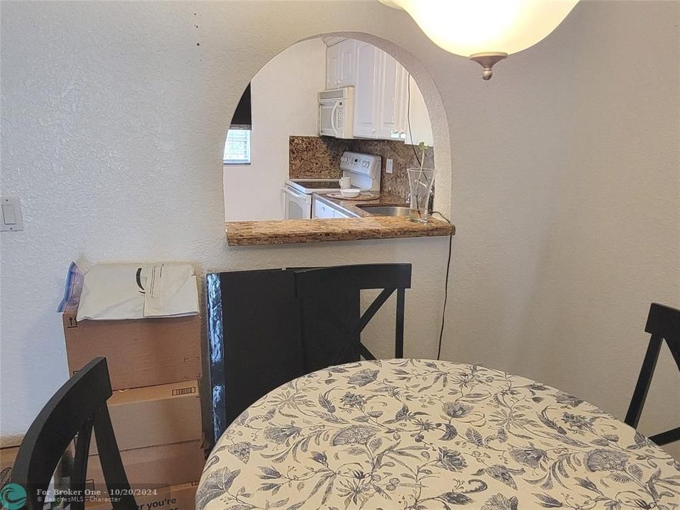 For Sale: $132,000 (1 beds, 1 baths, 924 Square Feet)