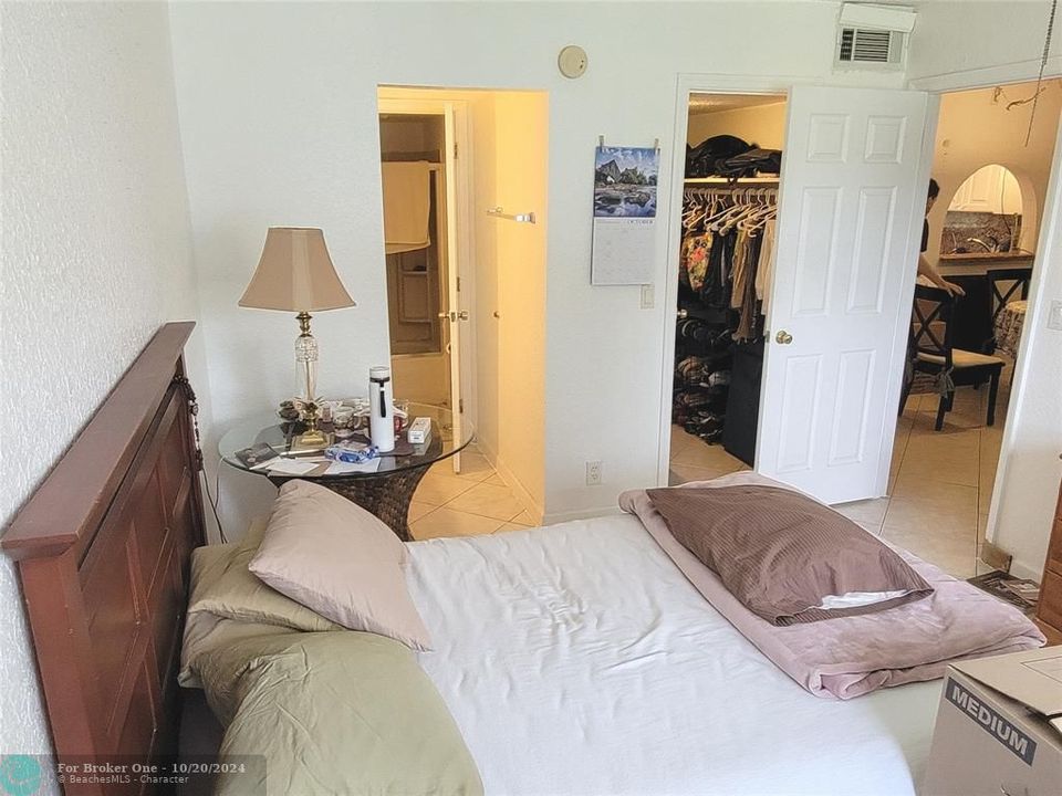 For Sale: $132,000 (1 beds, 1 baths, 924 Square Feet)