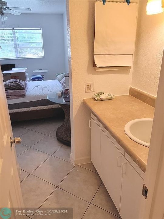 For Sale: $132,000 (1 beds, 1 baths, 924 Square Feet)