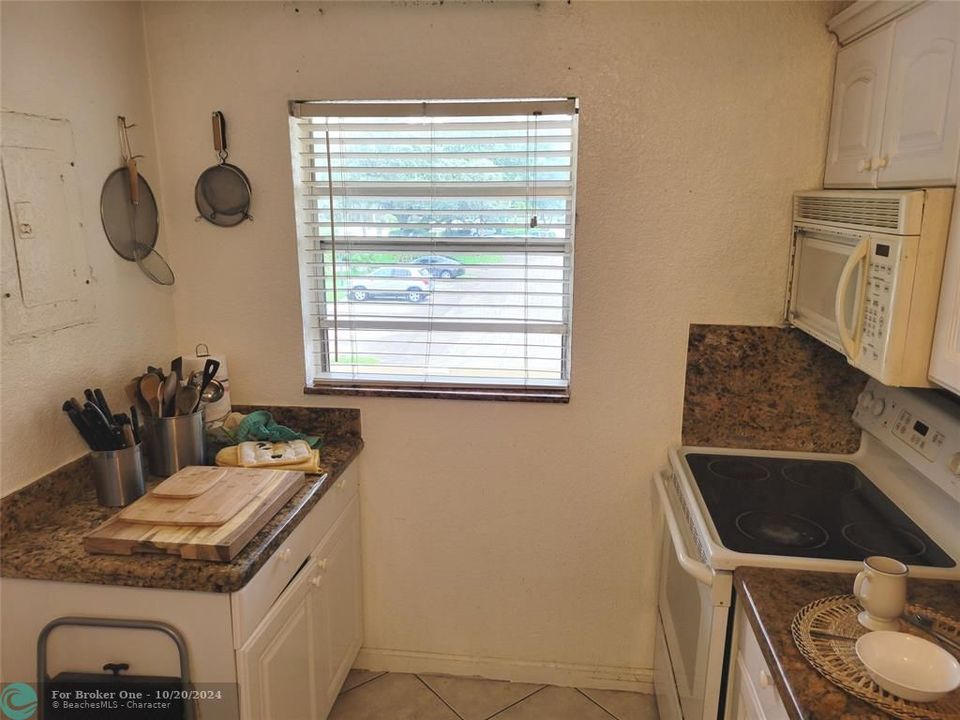 For Sale: $132,000 (1 beds, 1 baths, 924 Square Feet)