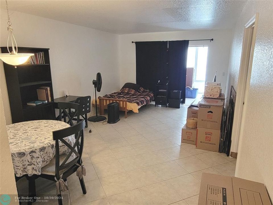 For Sale: $132,000 (1 beds, 1 baths, 924 Square Feet)