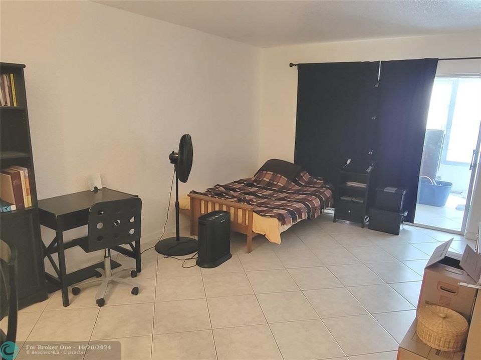 For Sale: $132,000 (1 beds, 1 baths, 924 Square Feet)