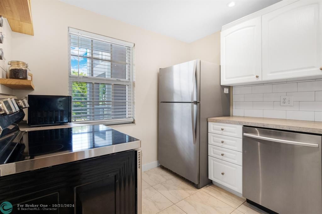 For Sale: $215,000 (1 beds, 1 baths, 960 Square Feet)