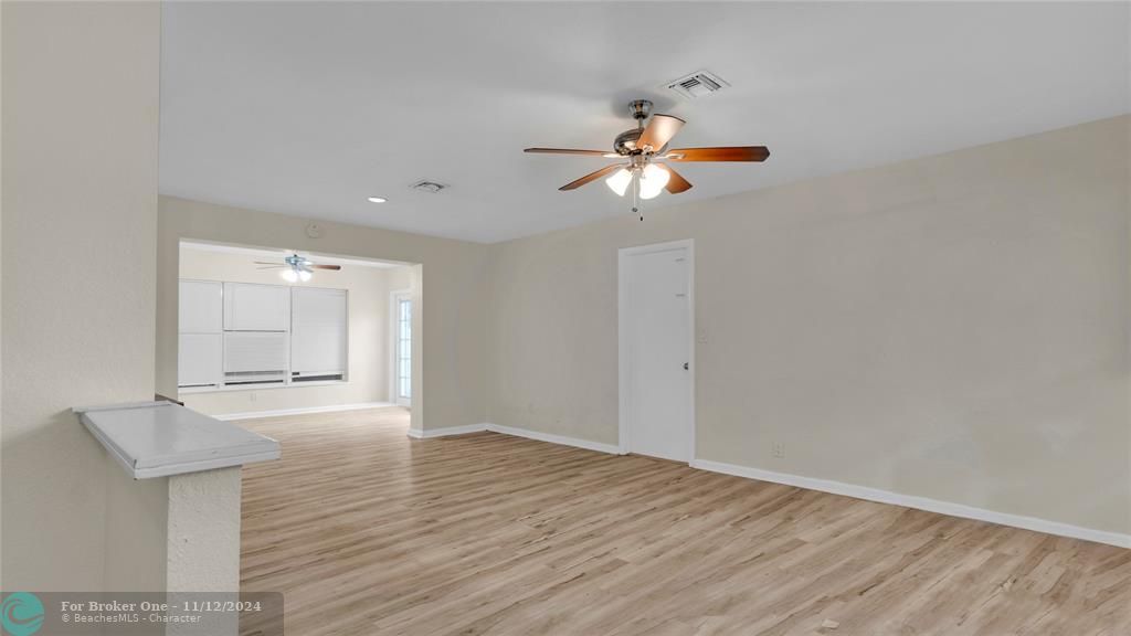 Active With Contract: $2,900 (3 beds, 1 baths, 1241 Square Feet)