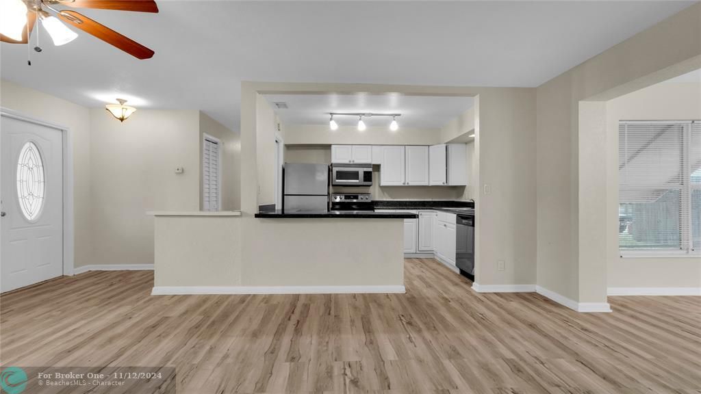 Active With Contract: $2,900 (3 beds, 1 baths, 1241 Square Feet)