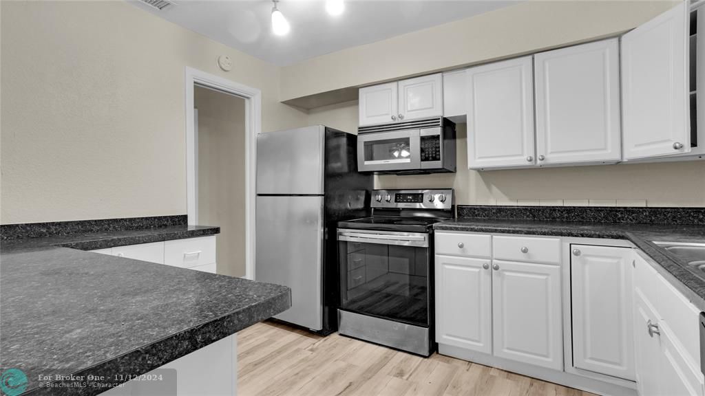 Active With Contract: $2,900 (3 beds, 1 baths, 1241 Square Feet)