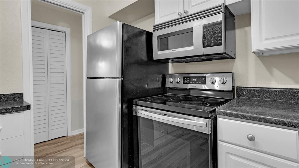 Active With Contract: $2,900 (3 beds, 1 baths, 1241 Square Feet)