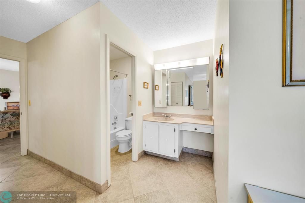 For Sale: $174,500 (2 beds, 2 baths, 1122 Square Feet)