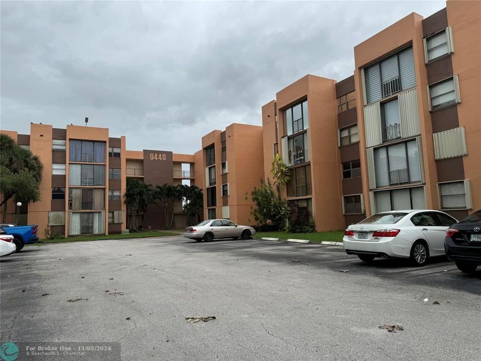 Active With Contract: $2,200 (2 beds, 2 baths, 1086 Square Feet)