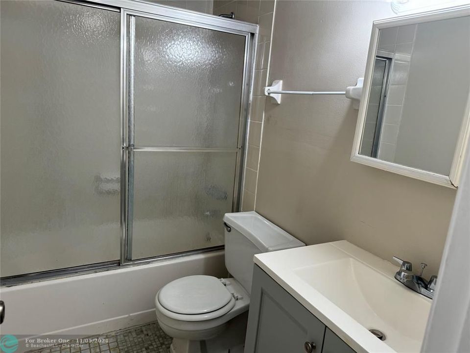 Active With Contract: $2,200 (2 beds, 2 baths, 1086 Square Feet)