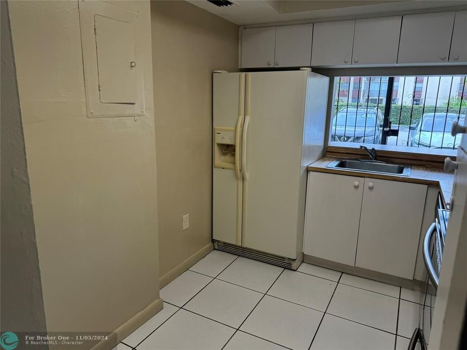 Active With Contract: $2,200 (2 beds, 2 baths, 1086 Square Feet)