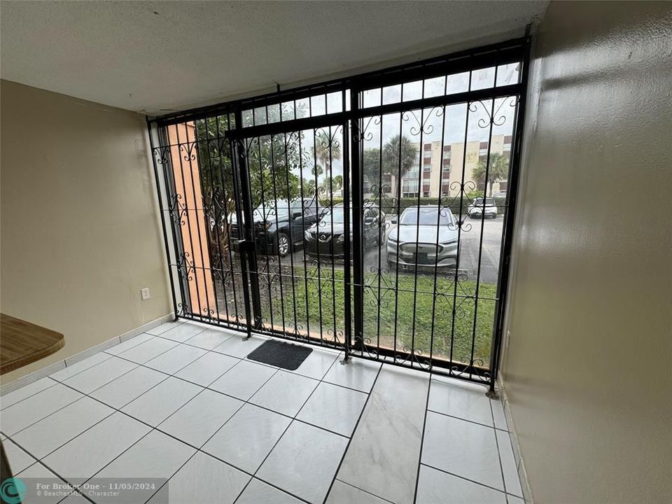 Active With Contract: $2,200 (2 beds, 2 baths, 1086 Square Feet)