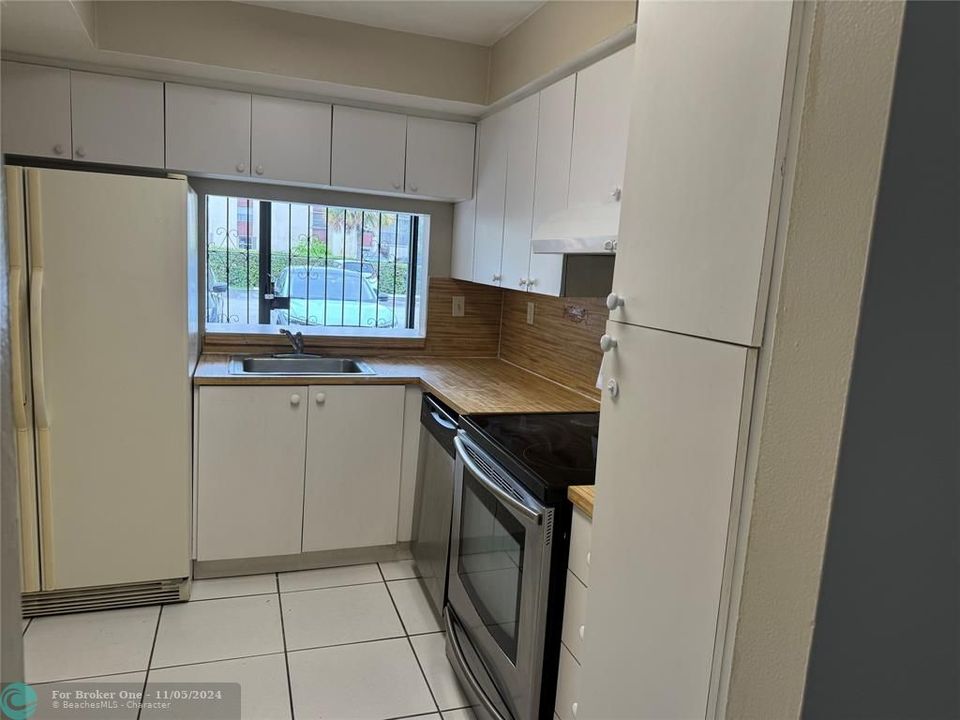 Active With Contract: $2,200 (2 beds, 2 baths, 1086 Square Feet)