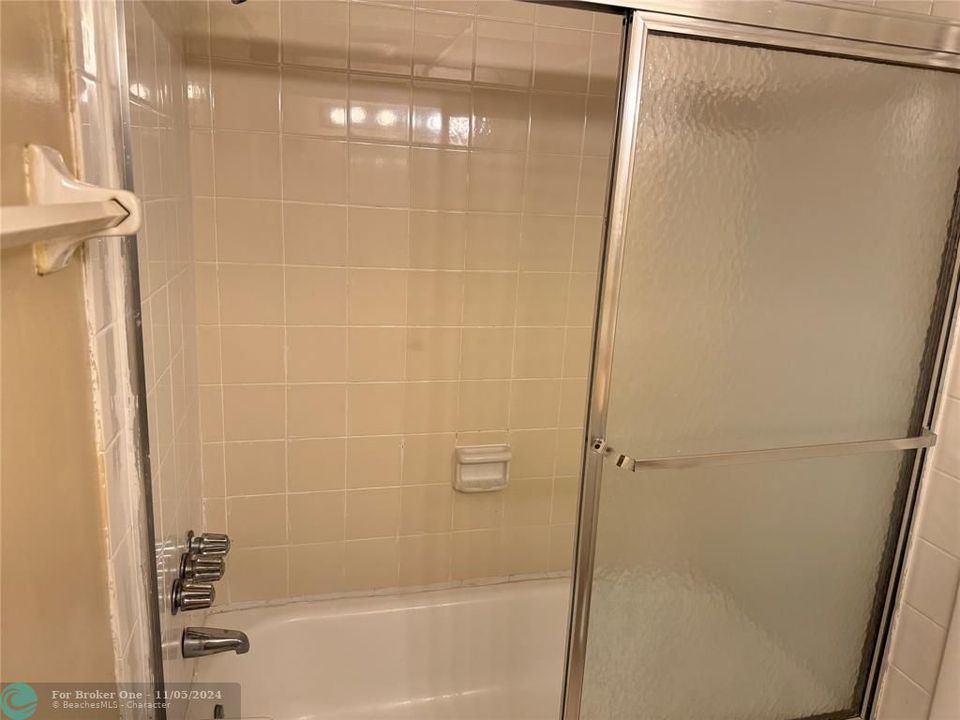 Active With Contract: $2,200 (2 beds, 2 baths, 1086 Square Feet)