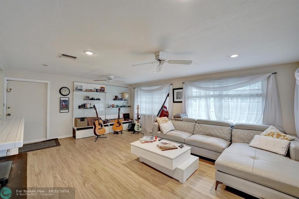 For Sale: $510,000 (2 beds, 1 baths, 1315 Square Feet)