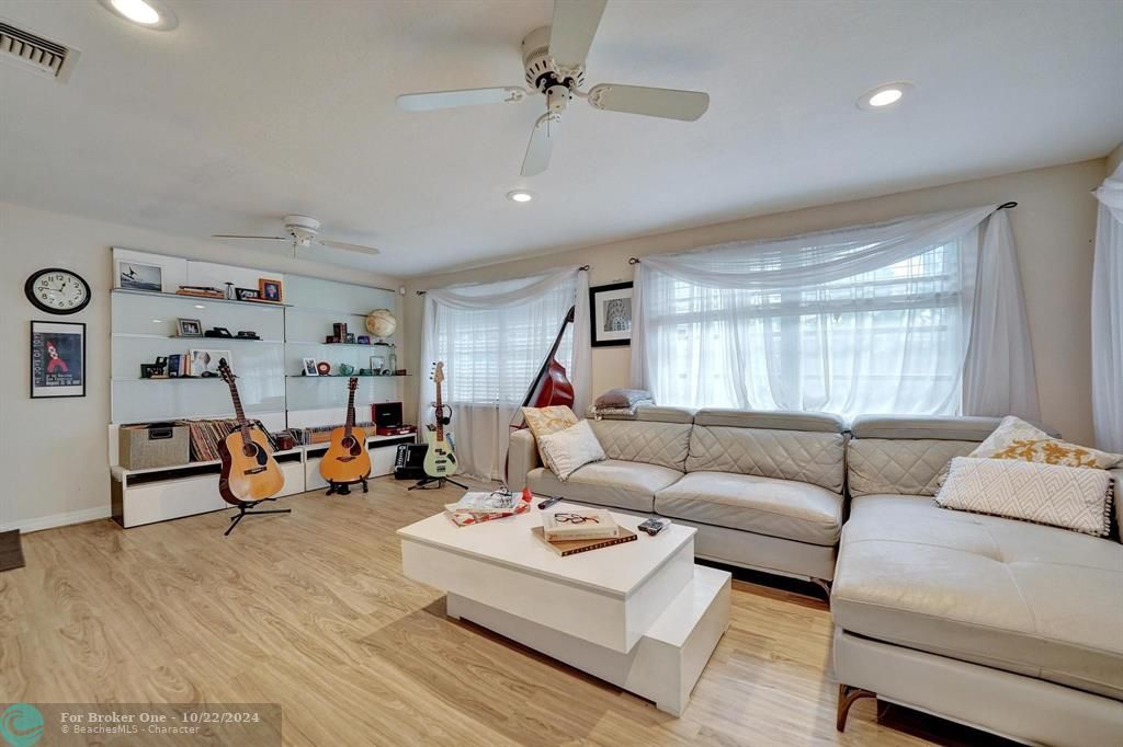 For Sale: $510,000 (2 beds, 1 baths, 1315 Square Feet)