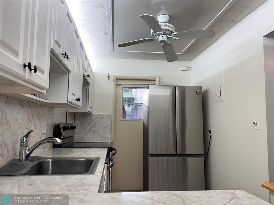 For Sale: $215,000 (2 beds, 2 baths, 912 Square Feet)