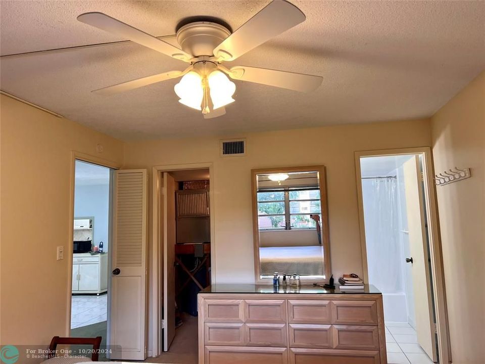 For Sale: $215,000 (2 beds, 2 baths, 912 Square Feet)