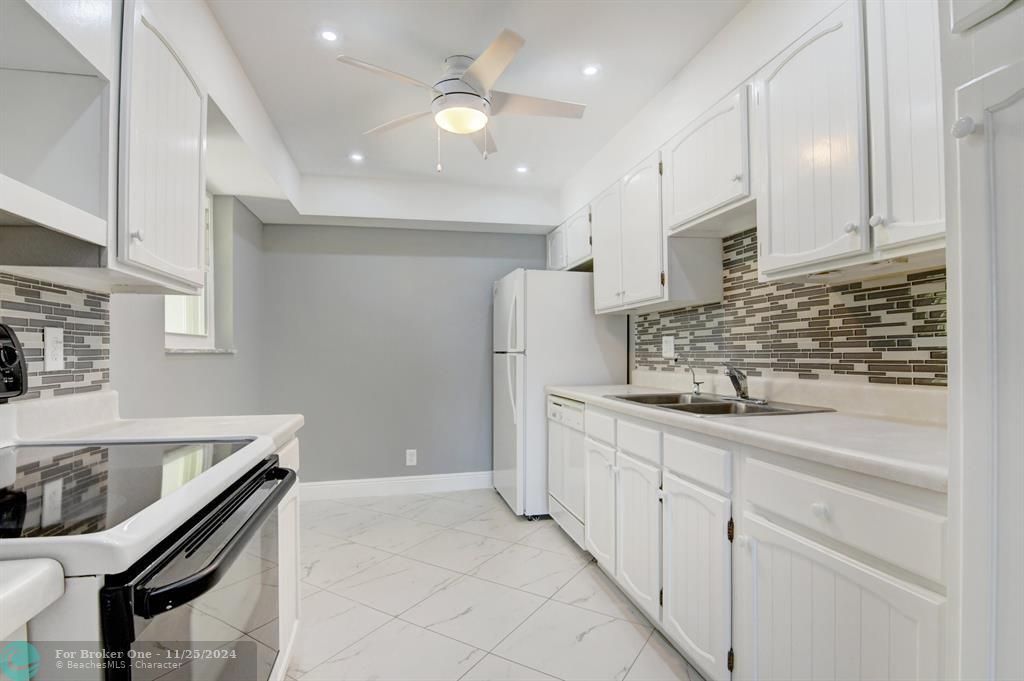 Active With Contract: $2,450 (2 beds, 2 baths, 999 Square Feet)