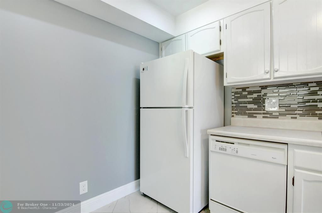 Active With Contract: $2,450 (2 beds, 2 baths, 999 Square Feet)