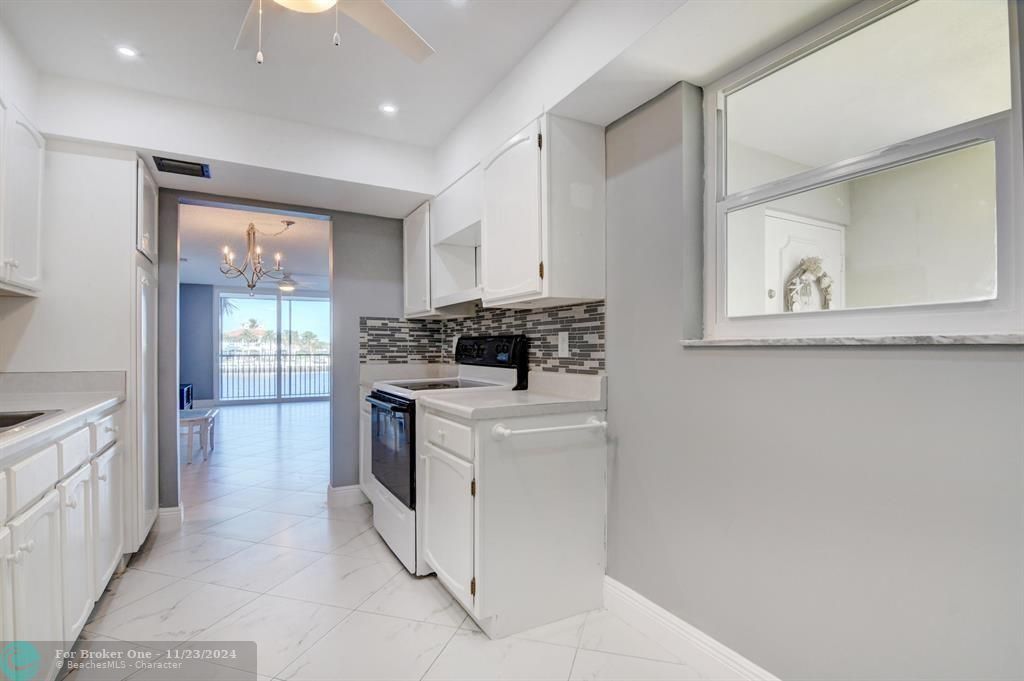 Active With Contract: $2,450 (2 beds, 2 baths, 999 Square Feet)