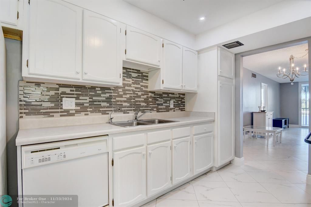 Active With Contract: $2,450 (2 beds, 2 baths, 999 Square Feet)