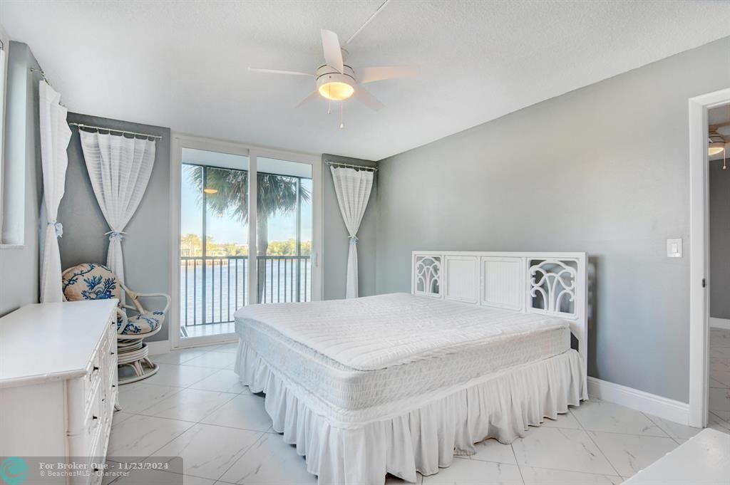 Active With Contract: $2,450 (2 beds, 2 baths, 999 Square Feet)