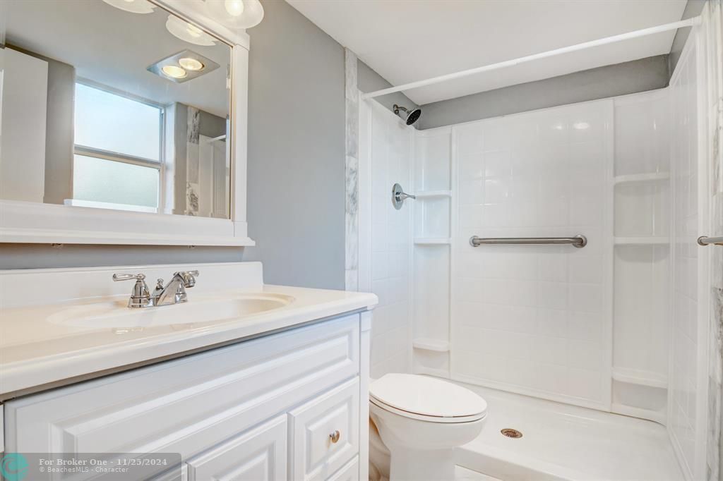 Active With Contract: $2,450 (2 beds, 2 baths, 999 Square Feet)