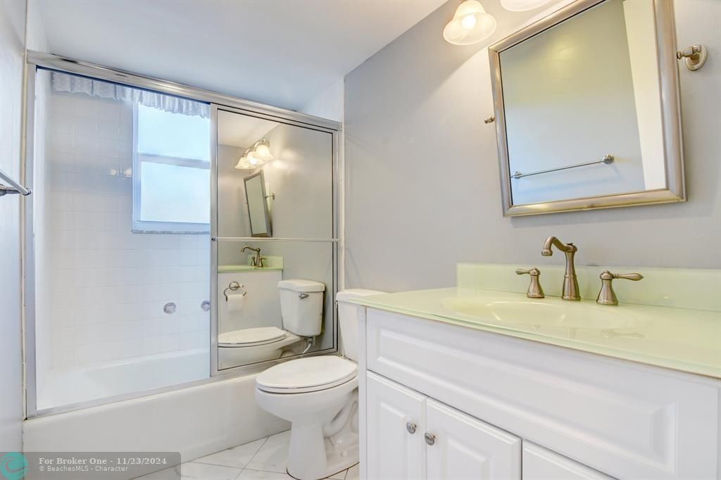 Active With Contract: $2,450 (2 beds, 2 baths, 999 Square Feet)