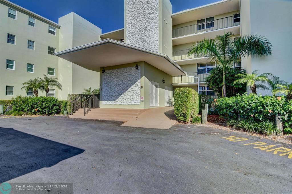 Active With Contract: $2,450 (2 beds, 2 baths, 999 Square Feet)