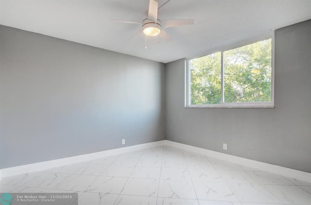 Active With Contract: $2,450 (2 beds, 2 baths, 999 Square Feet)