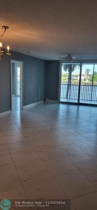 Active With Contract: $2,450 (2 beds, 2 baths, 999 Square Feet)